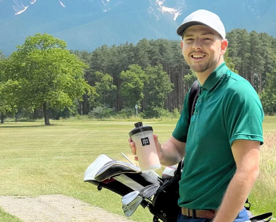 En golfare håller upp sin ComFoo-shaker